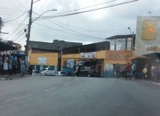 Imagem de Populares de São Marcos dividem pista com carros por falta de espaço nos passeios