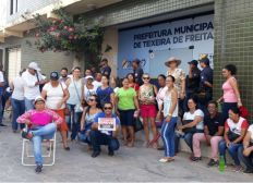 Imagem de Servidores da Saúde de Teixeira de Freitas decretam greve e reivindicam pagamento de segunda parcela do 13º
