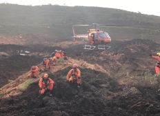 Imagem de Bombeiros retomam buscas após rompimento de barragem em Brumadinho, MG