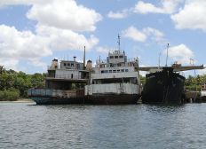 Imagem de Ferries correm risco de afundar e contaminar mangue na Baía de Aratu