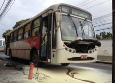 Imagem de Fogo atinge ônibus no centro de Salvador