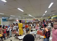 Imagem de Ativistas fazem manifestação dentro do Extra da Paralela,  contra segurança que assassinou jovem no  Extra do Rio 