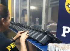 Imagem de PRF apreende armas e munições escondidas em um carro no Paraná