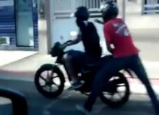 Imagem de Dupla é baleada a bordo de moto na Boca do Rio
