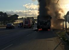 Imagem de Ônibus fica destruído após pegar fogo na Av. Paralela; motorista diz que foi pane elétrica