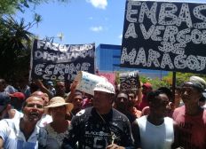 Imagem de Moradores de Maragojipe protestam na sede da Embasa, em Salvador: 'A gente quer água'