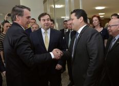 Imagem de Maia convida Bolsonaro, Toffoli e Davi Alcolumbre para encontro para 'afinar diálogo' entre poderes