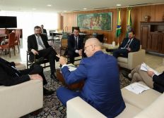 Imagem de Embaixador de Israel se reúne com Bolsonaro e diz que presidente visitará o país de 31 de março a 3 de abril