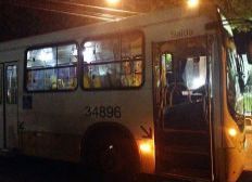 Imagem de Mulher é arremessada de ônibus na Barra