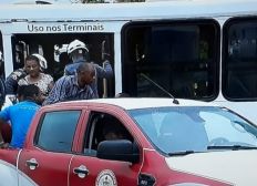 Imagem de Bombeiros resgatam passageiros de ônibus em alagamento na Avenida ACM