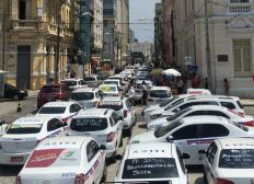 Imagem de Motoristas de táxi e vans protestam em frente à CMS contra projeto dos apps de transporte