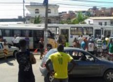 Imagem de Após bater em ônibus, micro-ônibus invade calçada e mata pedestre em Itapuã