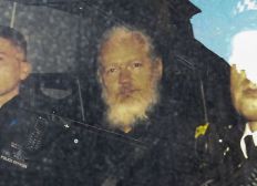 Imagem de Assange é acusado de usar embaixada como centro de espionagem