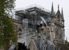 Imagem de Bombeiros e especialistas analisam estrutura da Catedral de Notre-Dame