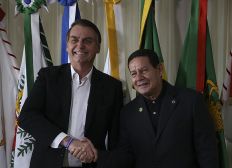 Imagem de 'A gente continua dormindo junto', brinca Bolsonaro sobre Mourão
