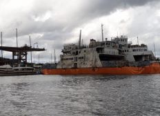 Imagem de Ferries Ipuaçu e Mont Serrat são rebocados da Marina Aratu esta sexta-feira