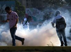 Imagem de Blindados avançam contra multidão em ato contra Maduro em Caracas