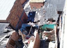 Imagem de Casa desaba e deixa feridos no bairro de Itapuã