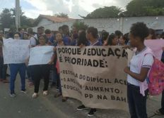 Imagem de Professores protestam no Subúrbio contra corte de 30% nas gratificações