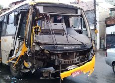 Imagem de Ônibus bate e derruba poste na Avenida San Martin