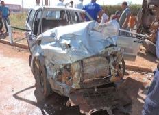 Imagem de Dois ficam feridos e carro é destruído após batida no oeste da Bahia