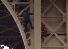 Imagem de Torre Eiffel é esvaziada após homem ser visto escalando a estrutura