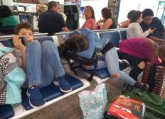 Imagem de Passageiros dormem no aeroporto de Salvador após três voos serem cancelados