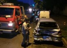Imagem de Motorista de caminhão de lixo colide contra sete carros em Porto Alegre
