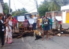 Imagem de Grupo faz manifestação no bairro de Fazenda Grande IV