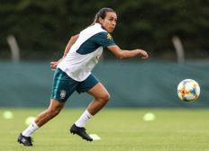 Imagem de Marta treina, faz gols e mostra que está recuperada da lesão muscular
