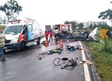 Imagem de Acidente deixa mortos na BA-093, região metropolitana de Salvador; Kombi ficou destruída