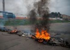 Imagem de Moradores colocam fogo em pneus e bloqueiam duas vias da Cia-Aeroporto