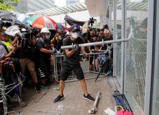 Imagem de Manifestantes invadem Conselho Legislativo de Hong Kong