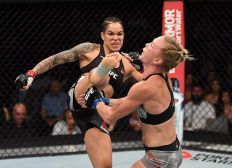 Imagem de 'Maior de todas': Amanda Nunes acerta chutaço e faz história no UFC