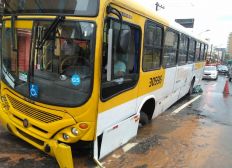 Imagem de Ônibus do transporte coletivo de Salvador fica preso em buraco no bairro da Barra