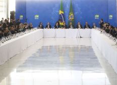 Imagem de Bolsonaro recebe bancada da Frente Parlamentar Evangélica