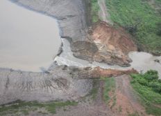 Imagem de Bombeiros ampliam área isolada em torno de rio na BA por risco de novas barragens se romperem