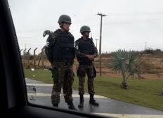 Imagem de Direto de Conquista: Exército e PRF fazem segurança nos arredores de aeroporto inaugurado por Bolsonaro