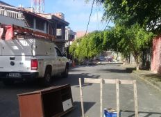 Imagem de Poste é derrubado e bloqueia rua em Salvador; moradores dizem que caminhão arrastou fiação