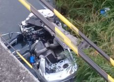 Imagem de Carro desaba de viaduto na Av. ACM, cai em córrego e motorista morre