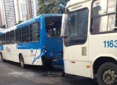 Imagem de Batida entre dois ônibus deixa feridos na Av. Vasco da Gama, em Salvador