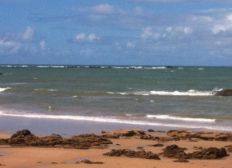 Imagem de Duas crianças morrem após se afogarem na praia de Itapuã
