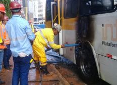 Imagem de Ônibus do transporte coletivo de Salvador pega fogo na Av. ACM