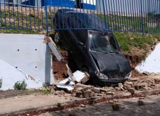 Imagem de Motorista fica ferida após carro cair de barranco e atravessar grade de posto de combustível no sul da Bahia