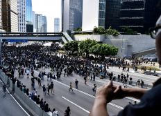 Imagem de Greve geral e protestos em Hong Kong provocam o caos nos transportes públicos; governo promete reação