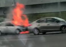 Imagem de Carro pega fogo na Paralela e complica o trânsito em Salvador na manhã desta terça (6)