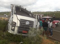 Imagem de Jovem morre e homem fica ferido após caminhão sair de pista e tombar em rodovia na Bahia