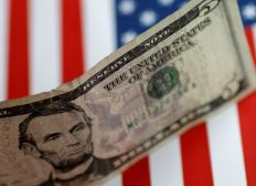 Imagem de Dólar volta a ser negociado acima de R$ 4 com cautela renovada no exterior