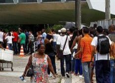 Imagem de Jovens enfrentam fila para alistamento eleitoral no TRE-BA