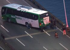 Imagem de Homem armado faz reféns em ônibus na Ponte Rio-Niterói; tráfego em direção ao Rio está fechado